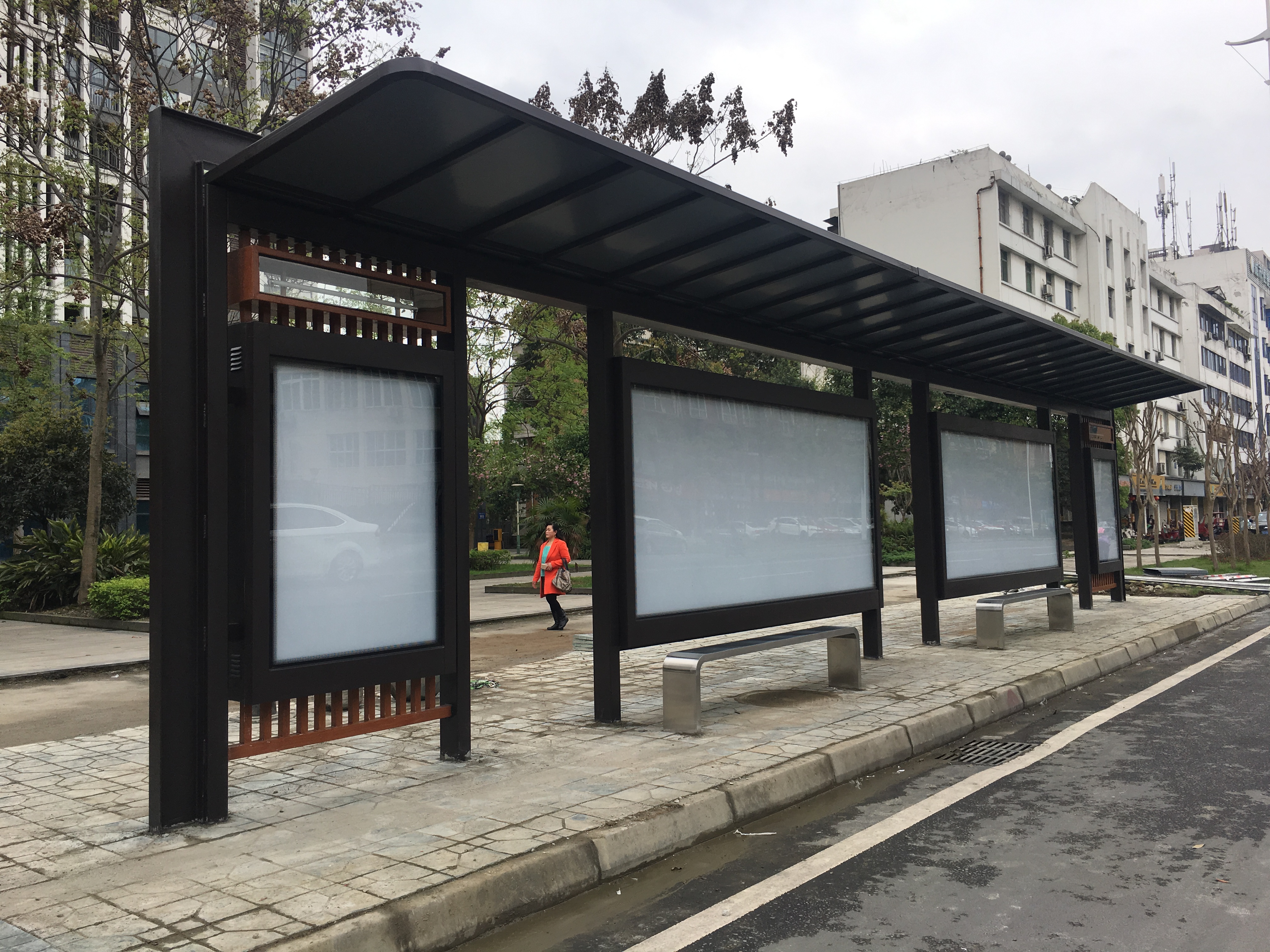 【鑫泰來候車亭】溫江區智慧城市公交站臺和電子站牌改造完成