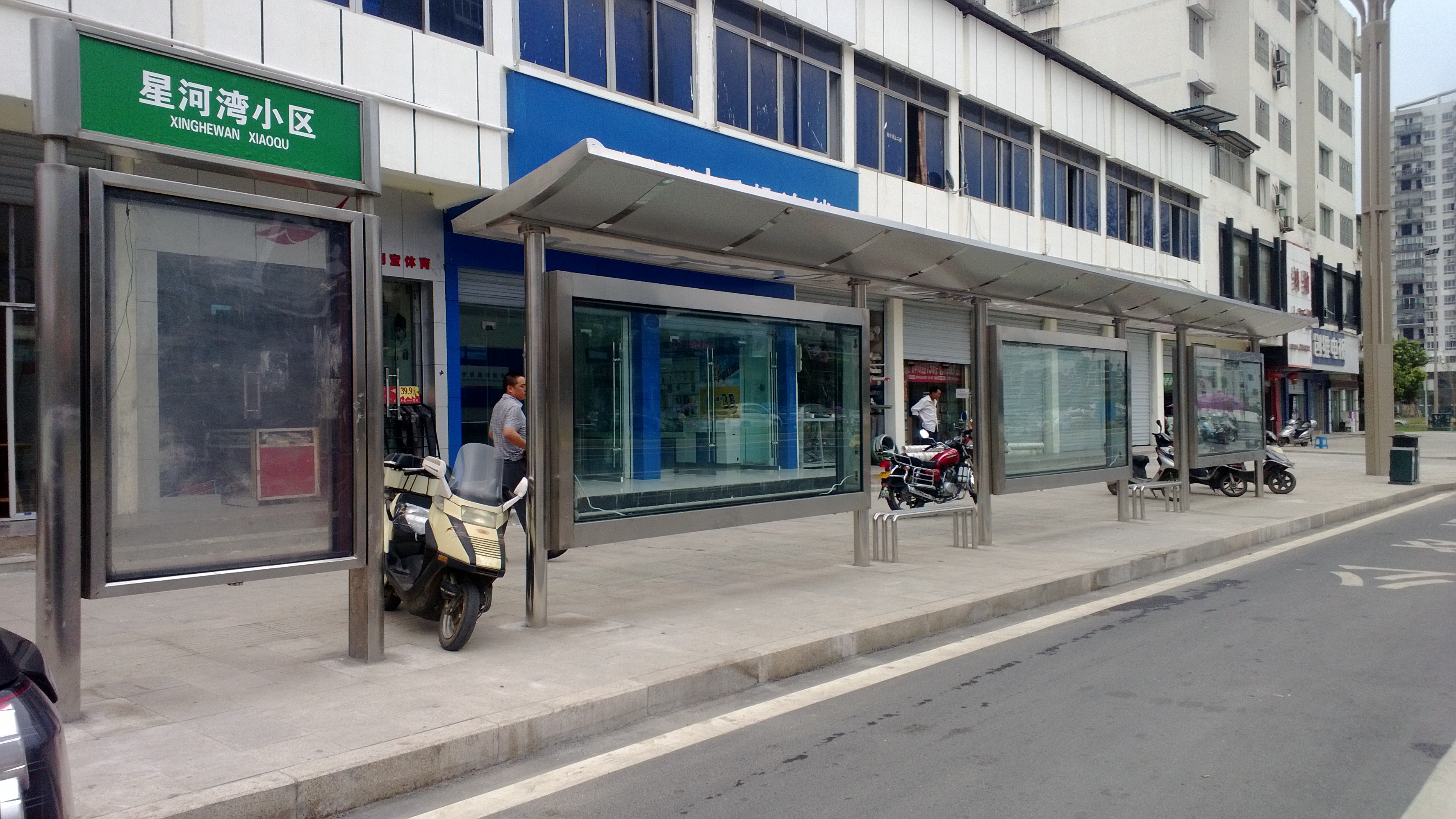 【鑫泰來候車亭】四川省閬中市不銹鋼和仿古公交站臺(tái)完工