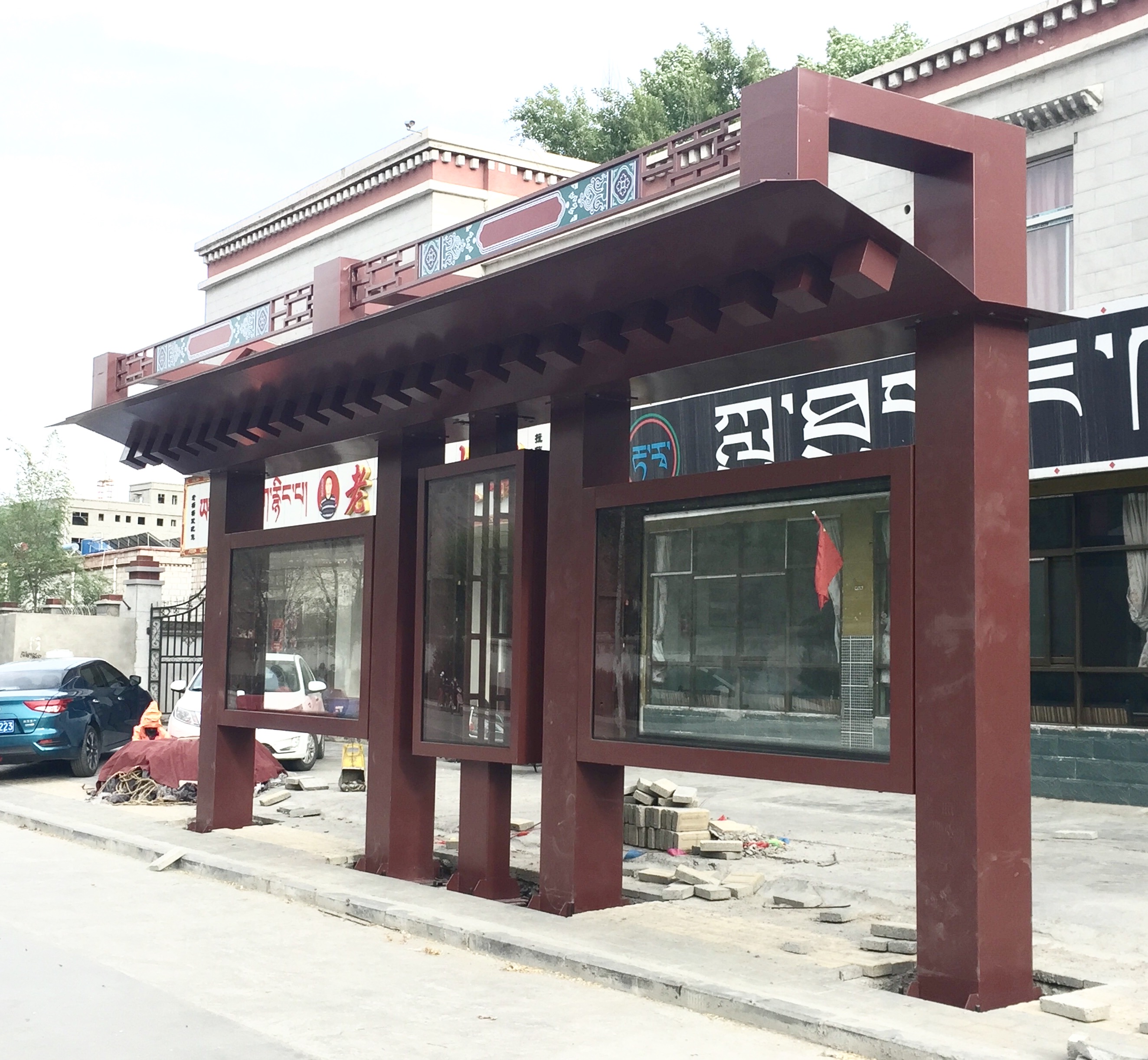 【鑫泰來候車亭】西藏拉薩市公交站亭投入使用