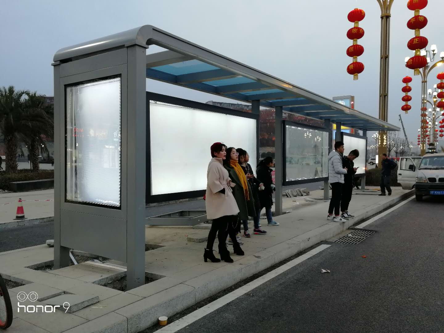 【鑫泰來候車亭】四川省南充市順慶區(qū)/嘉陵區(qū)/高坪區(qū)公交站臺(tái)升級(jí)改造完成