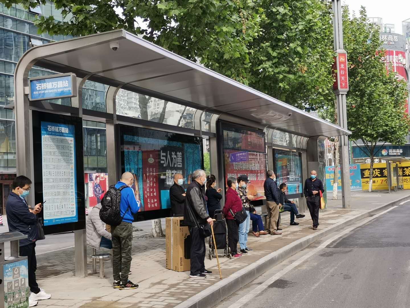 重慶市五大中心城區(qū)全新智能公交候車亭安裝調試完成