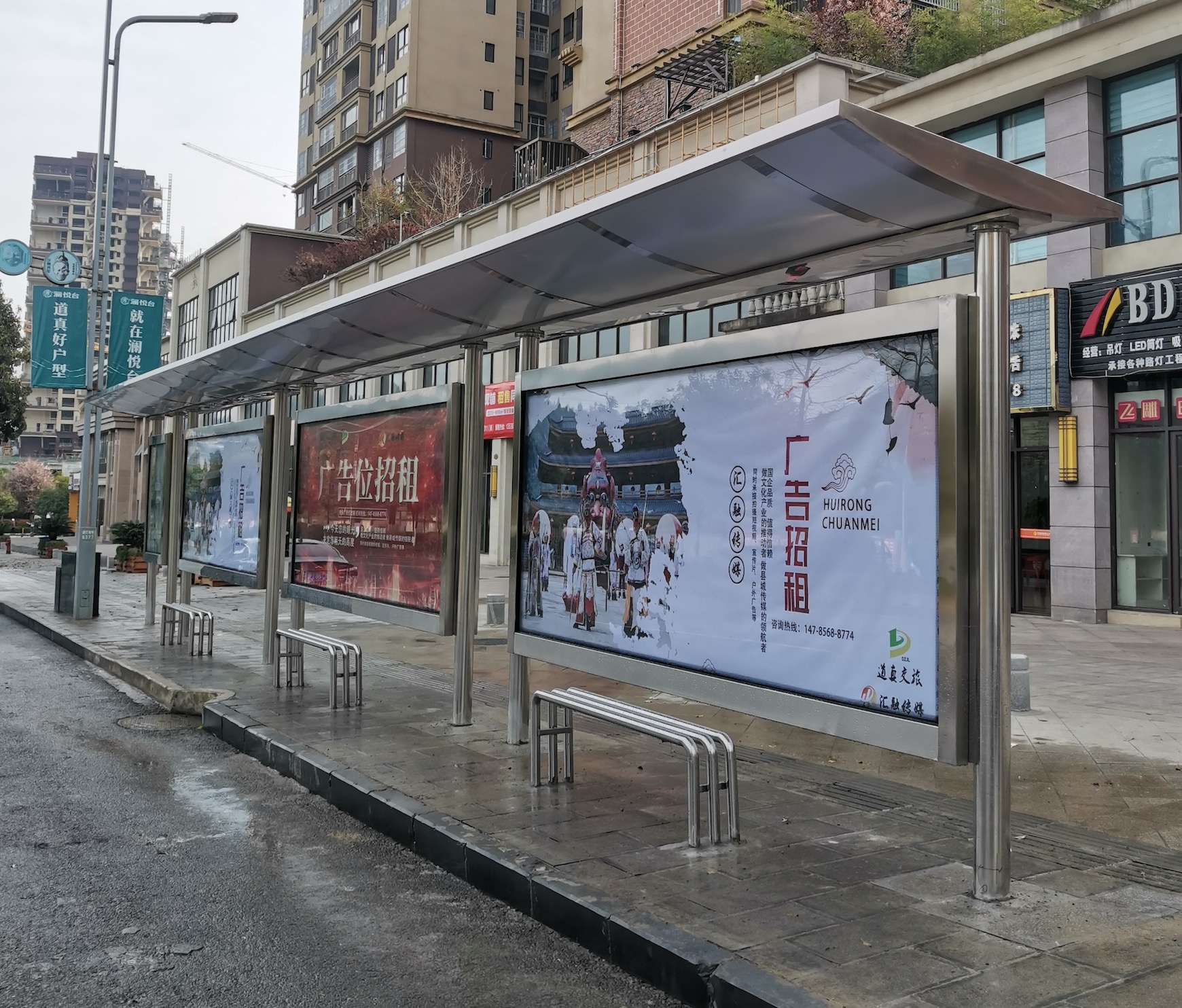 道真縣不銹鋼公交站臺全城改造提升項目順利完工